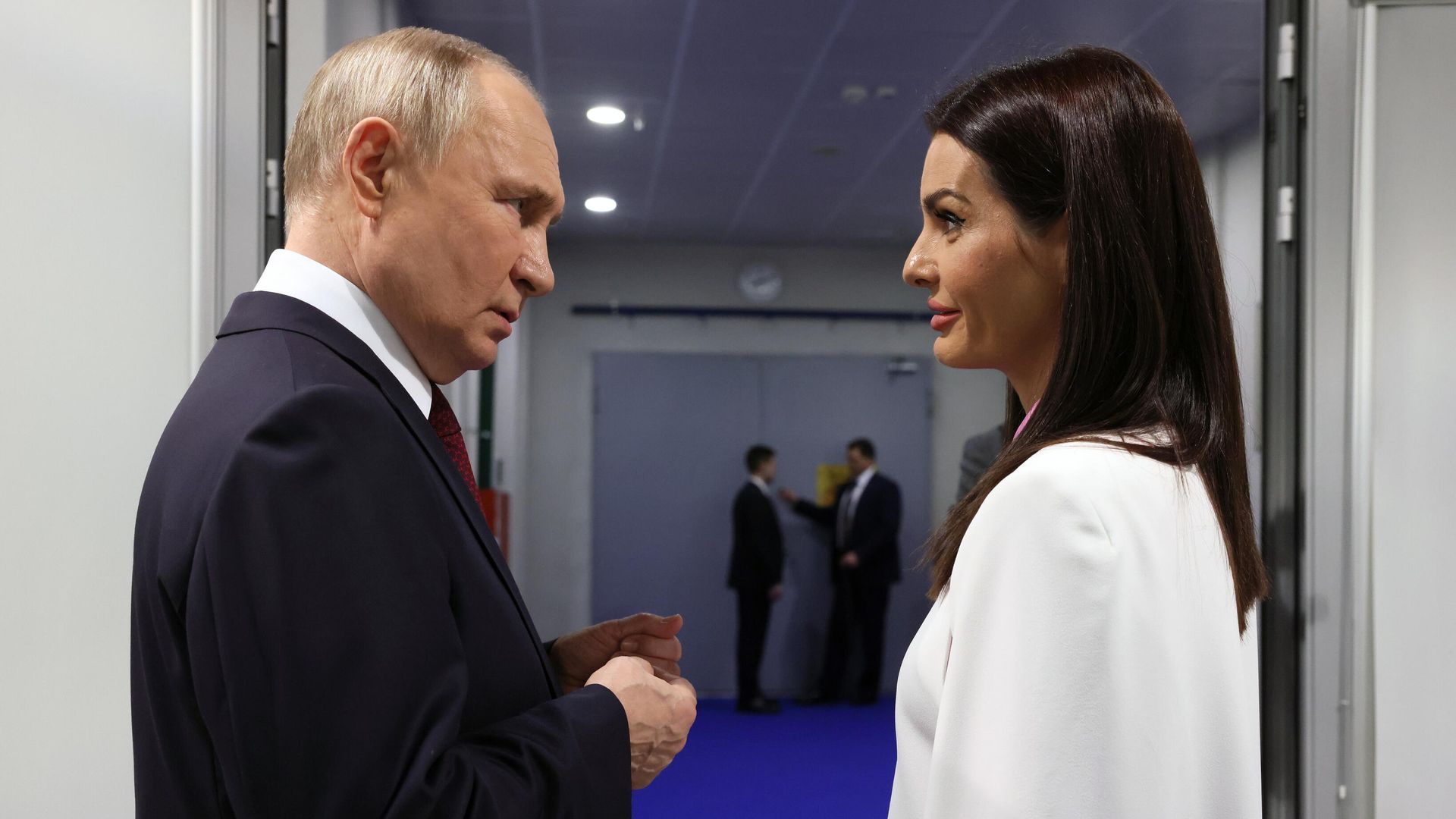Президент РФ Владимир Путин и глава Гагаузской автономии Молдавии Евгения Гуцул Президент РФ Владимир Путин и глава Гагаузской автономии Молдавии Евгения Гуцул - РИА Новости, 1920, 09.04.2024