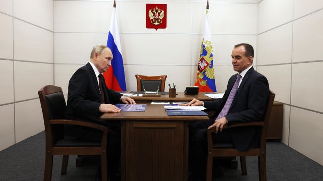 Президент РФ Владимир Путин и губернатор Краснодарского края Вениамин Кондратьев во время встречи в Краснодаре