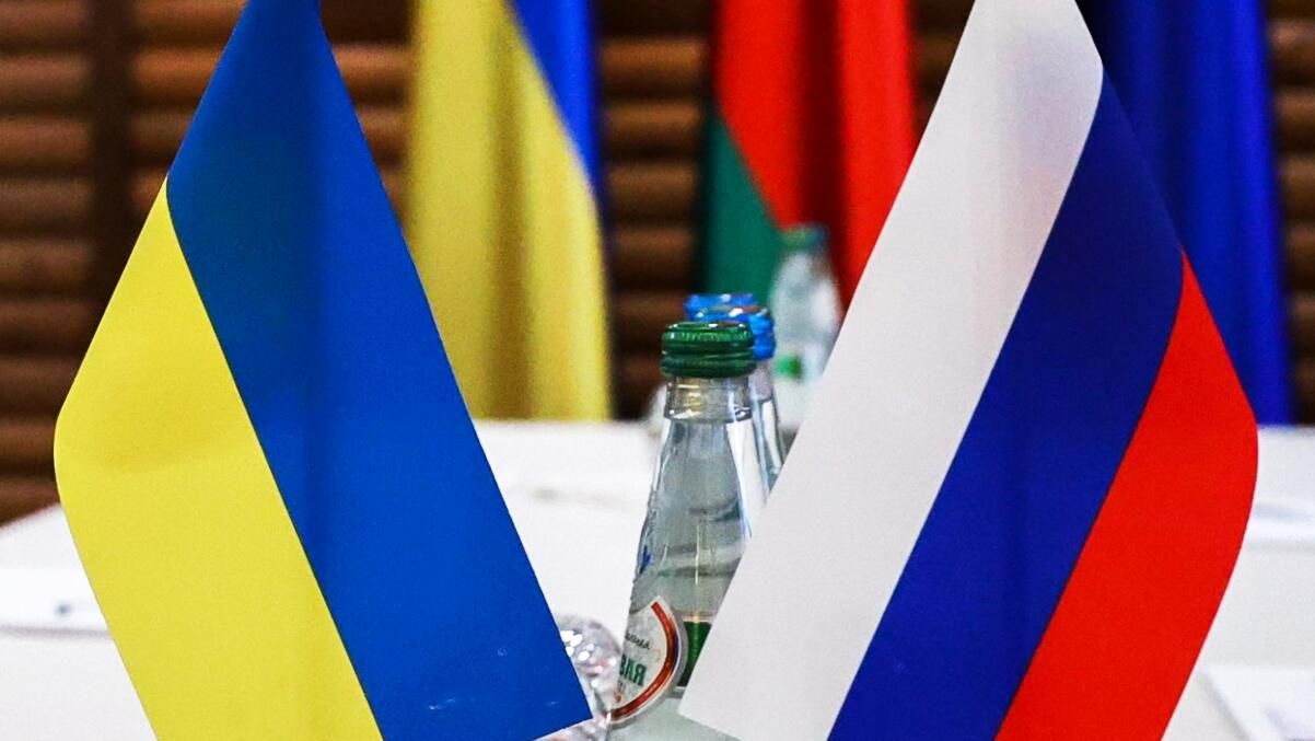 Флажки на столе, за которым проходили российско-украинские переговоры Флажки на столе, за которым проходили российско-украинские переговоры - РИА Новости, 1920, 21.07.2025