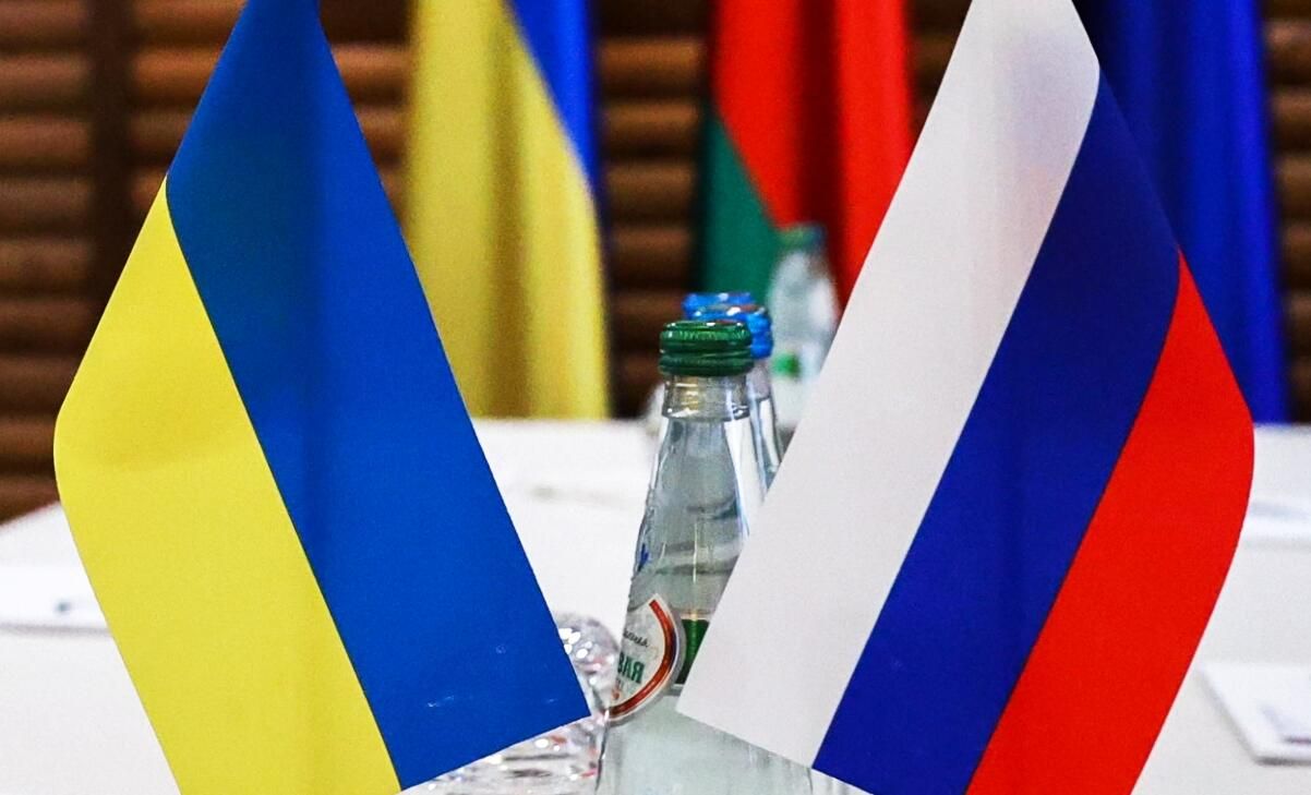 Флажки на столе, за которым проходили российско-украинские переговоры - РИА Новости, 1920, 20.06.2025
