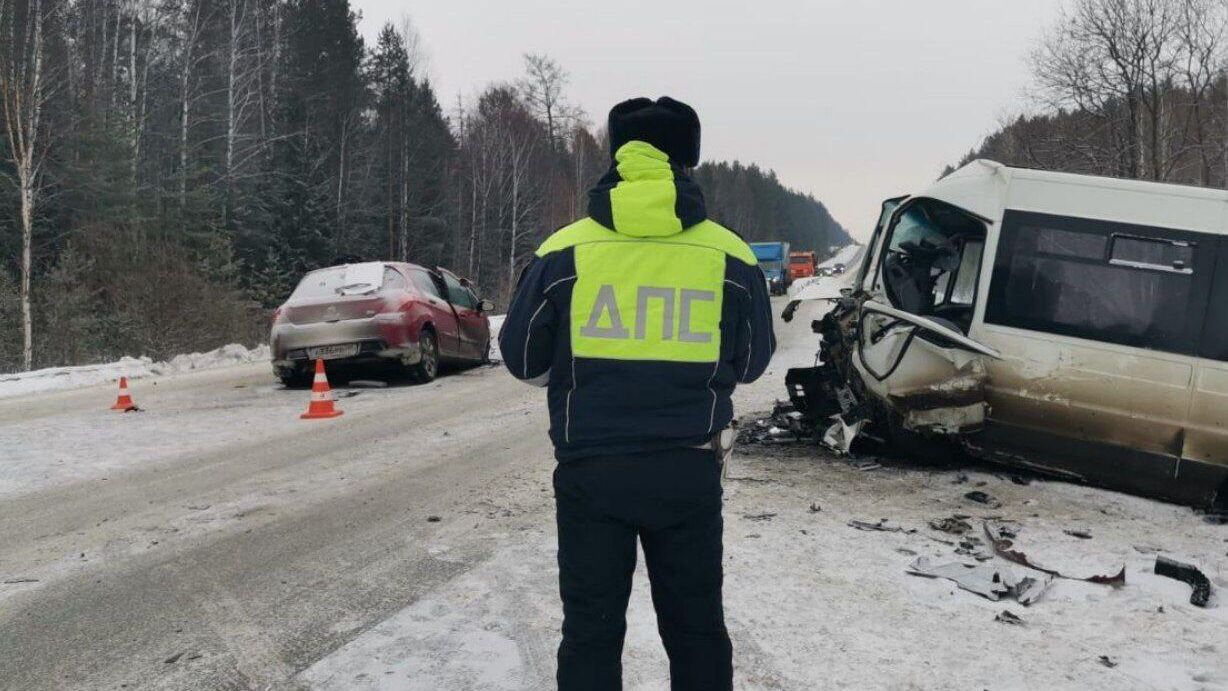 Место ДТП с участием микроавтобуса в Свердловской области Место ДТП с участием микроавтобуса в Свердловской области - РИА Новости, 1920, 09.03.2024