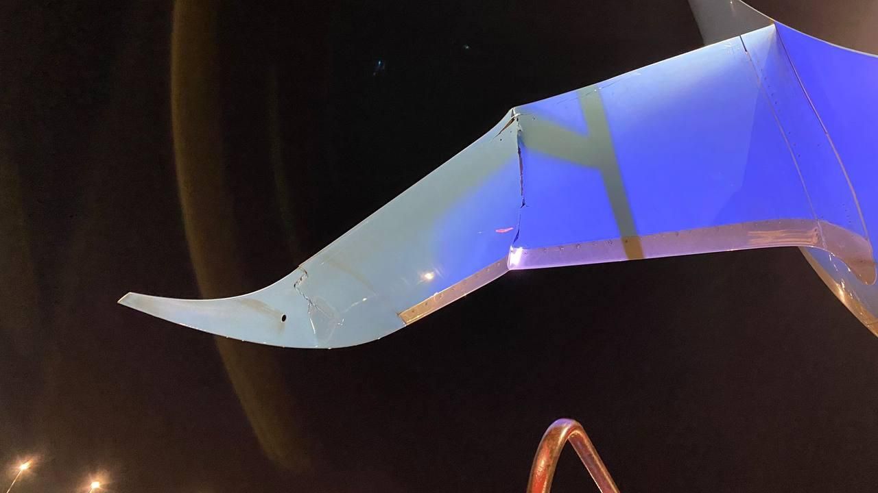Крыло самолета, поврежденное спецгрузовиком в аэропорту Пулково Крыло самолета, поврежденное спецгрузовиком в аэропорту Пулково - РИА Новости, 1920, 09.03.2024
