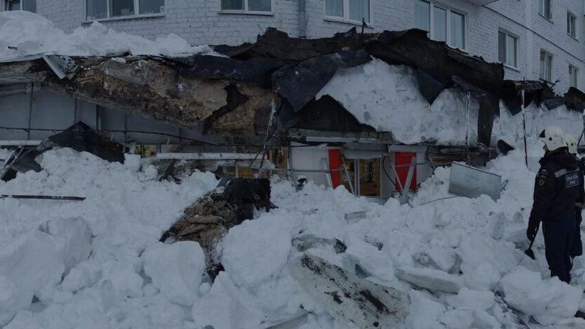 Место происшествия, где у одного из магазинов обвалилась крыша в Казани. 10 марта 2024 Место происшествия, где у одного из магазинов обвалилась крыша в Казани. 10 марта 2024 - РИА Новости, 1920, 10.03.2024