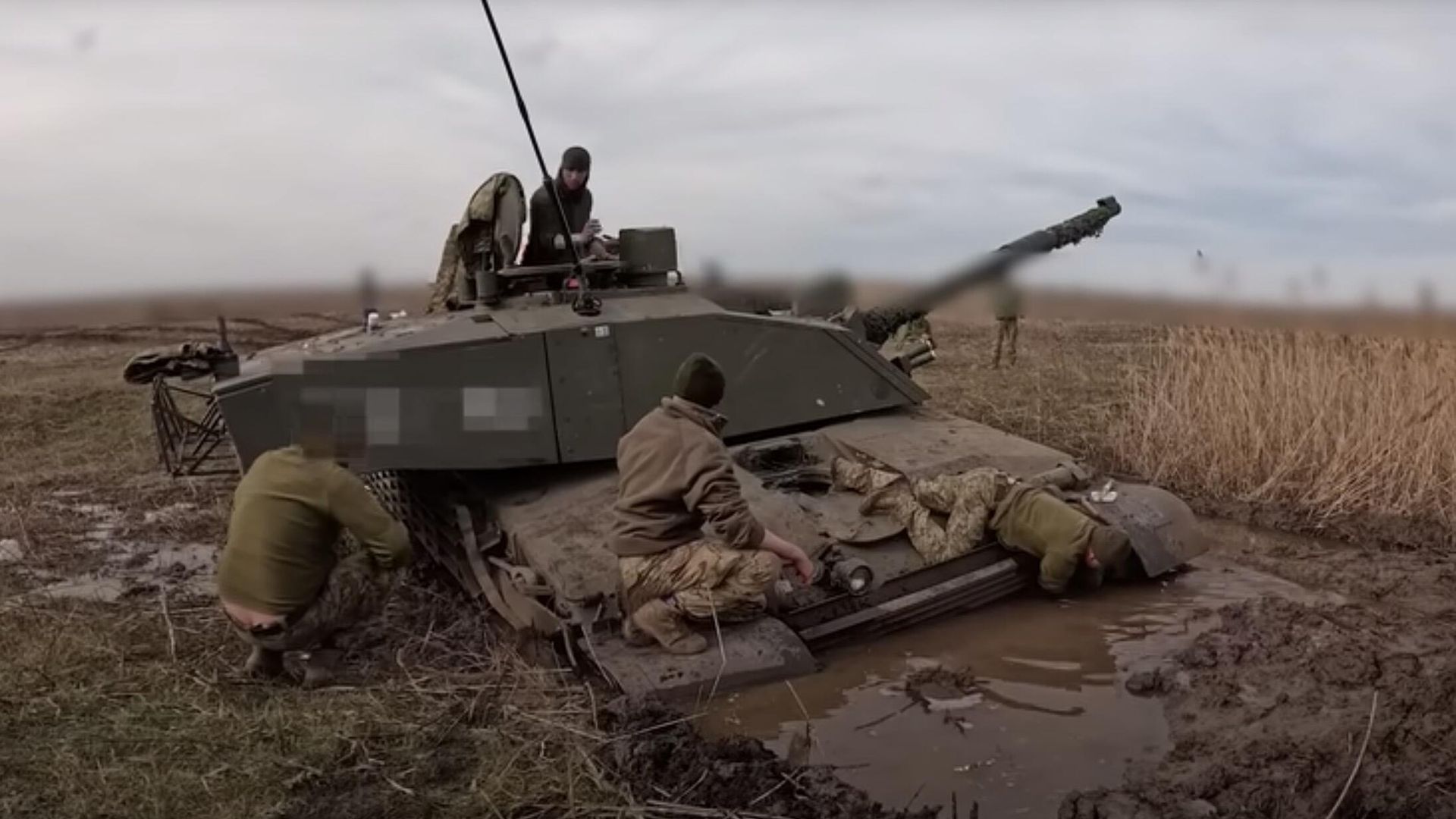  Украинский танк Challenger 2 увяз в грязи во время демонстрационного заезда для журналистов - РИА Новости, 1920, 11.03.2024