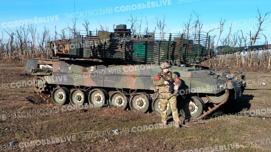 Подбитый и брошенный немецкий Leopard 2A6 Подбитый и брошенный немецкий Leopard 2A6 - РИА Новости, 1920, 02.04.2024