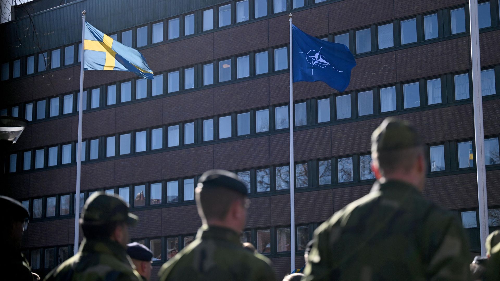 Шведские военные во время церемонии поднятия флага НАТО перед штабом вооруженных сил Швеции в Стокгольме Шведские военные во время церемонии поднятия флага НАТО перед штабом вооруженных сил Швеции в Стокгольме - РИА Новости, 1920, 12.03.2024