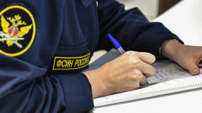 Сотрудница ФСИН России на посту видеонаблюдения Сотрудница ФСИН России на посту видеонаблюдения