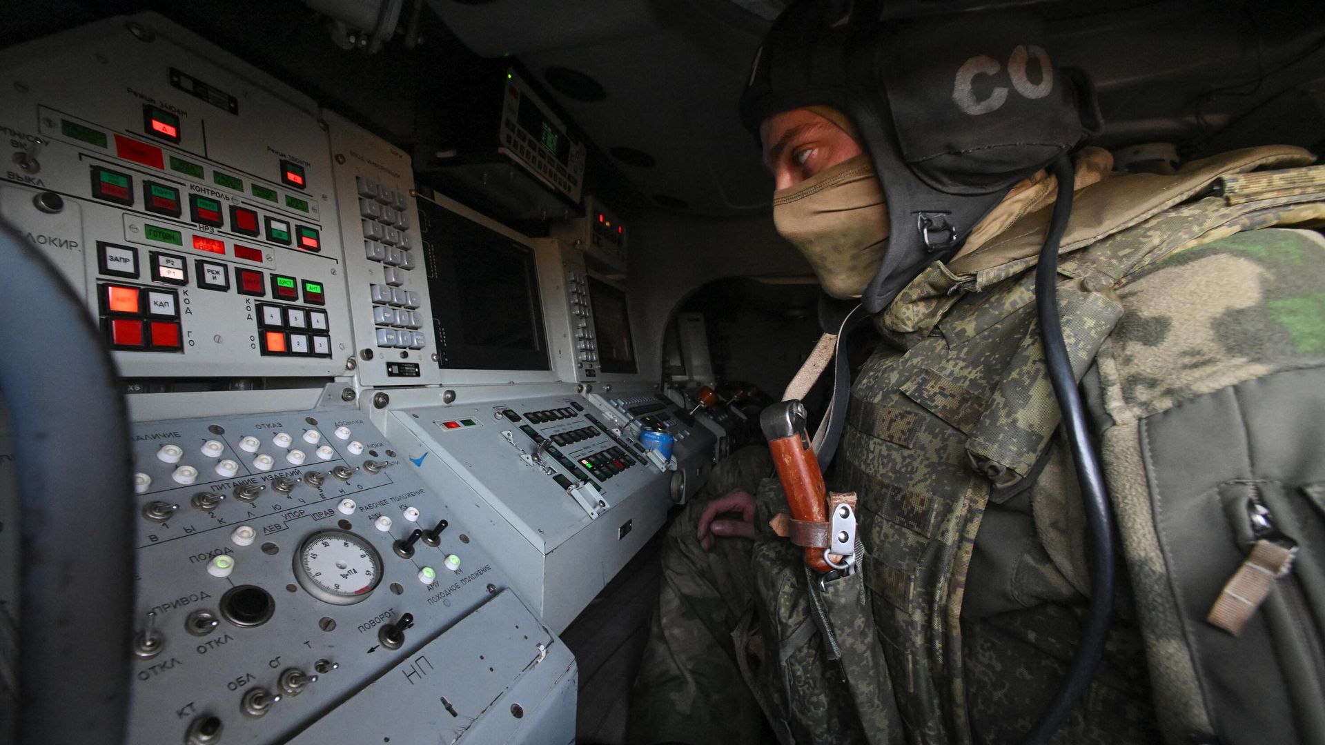 Военнослужащий зенитно-ракетного дивизиона ЦВО управляет зенитным ракетным комплексом БУК М3 Военнослужащий зенитно-ракетного дивизиона ЦВО управляет зенитным ракетным комплексом БУК М3 - РИА Новости, 1920, 15.05.2026