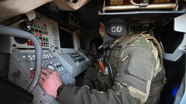 Военнослужащий зенитно-ракетного дивизиона управляет зенитным ракетным комплексом БУК М