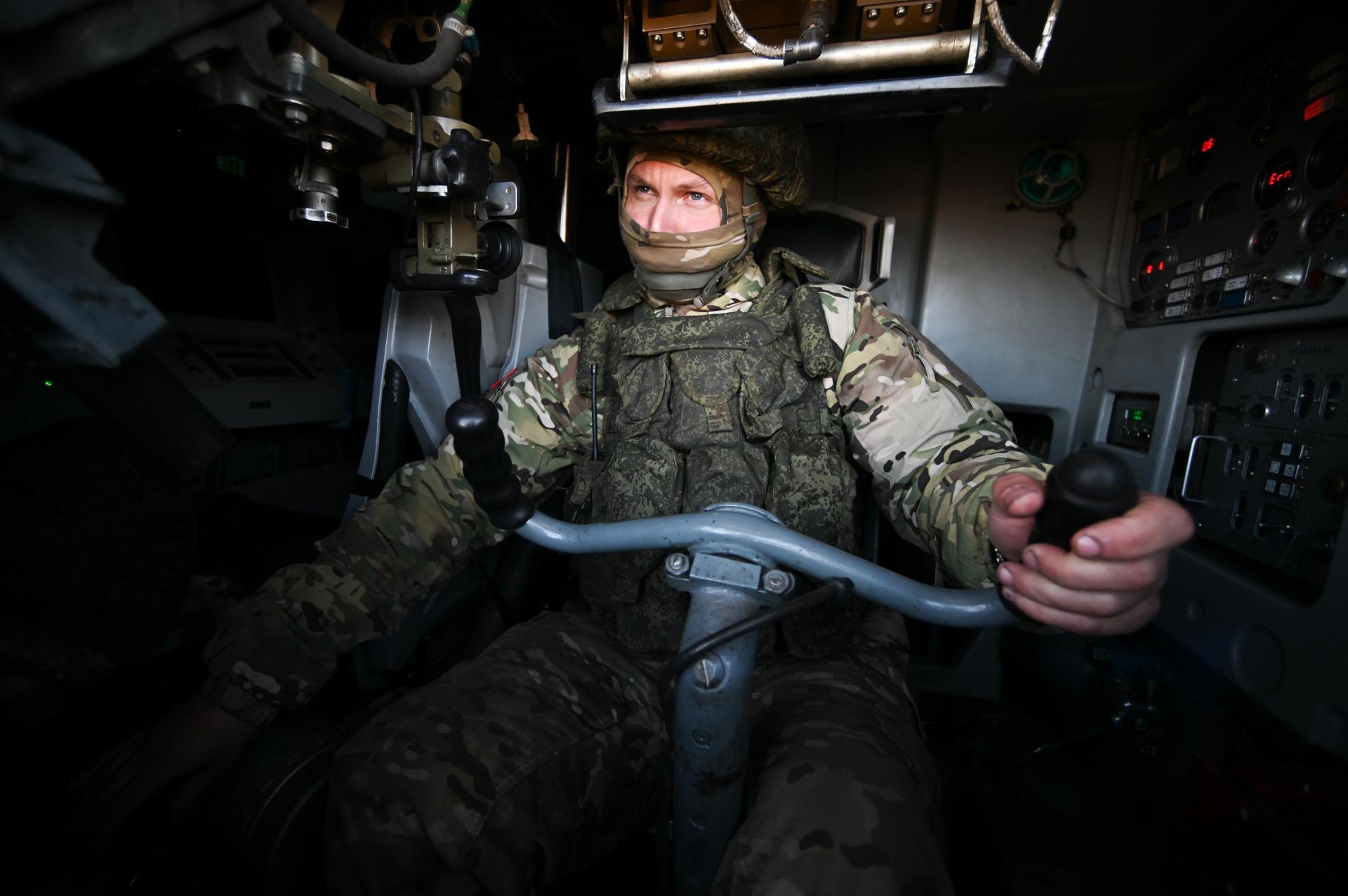 Военнослужащий зенитно-ракетного дивизиона ЦВО управляет зенитным ракетным комплексом БУК М3 на СВО Военнослужащий зенитно-ракетного дивизиона ЦВО управляет зенитным ракетным комплексом БУК М3 на СВО - РИА Новости, 1920, 03.05.2024