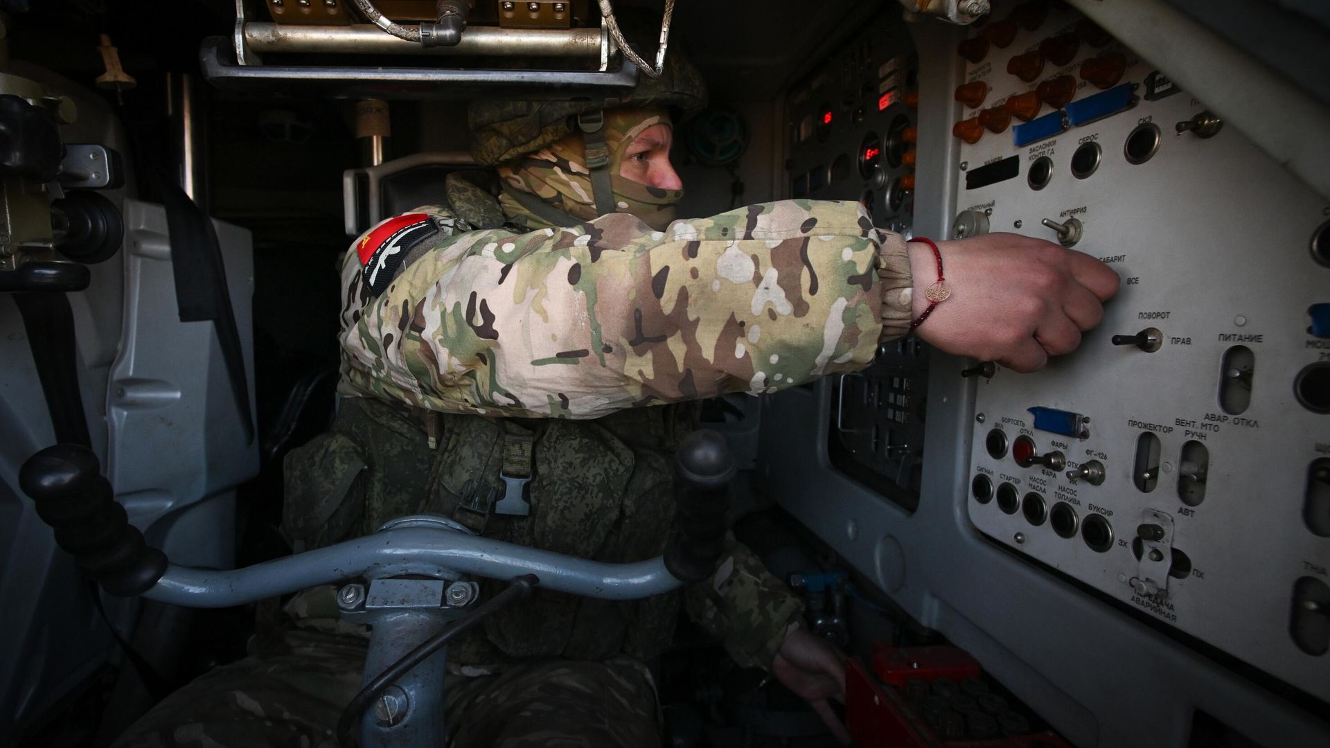 Военнослужащий зенитно-ракетного дивизиона ЦВО управляет зенитным ракетным комплексом БУК-М3 на СВО Военнослужащий зенитно-ракетного дивизиона ЦВО управляет зенитным ракетным комплексом БУК-М3 на СВО - РИА Новости, 1920, 18.09.2024