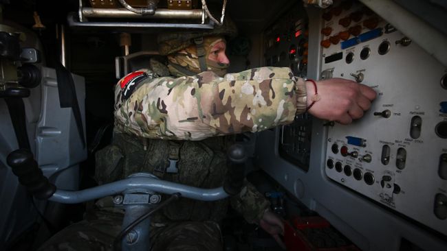 Военнослужащий зенитно-ракетного дивизиона ЦВО управляет зенитным ракетным комплексом БУК-М3