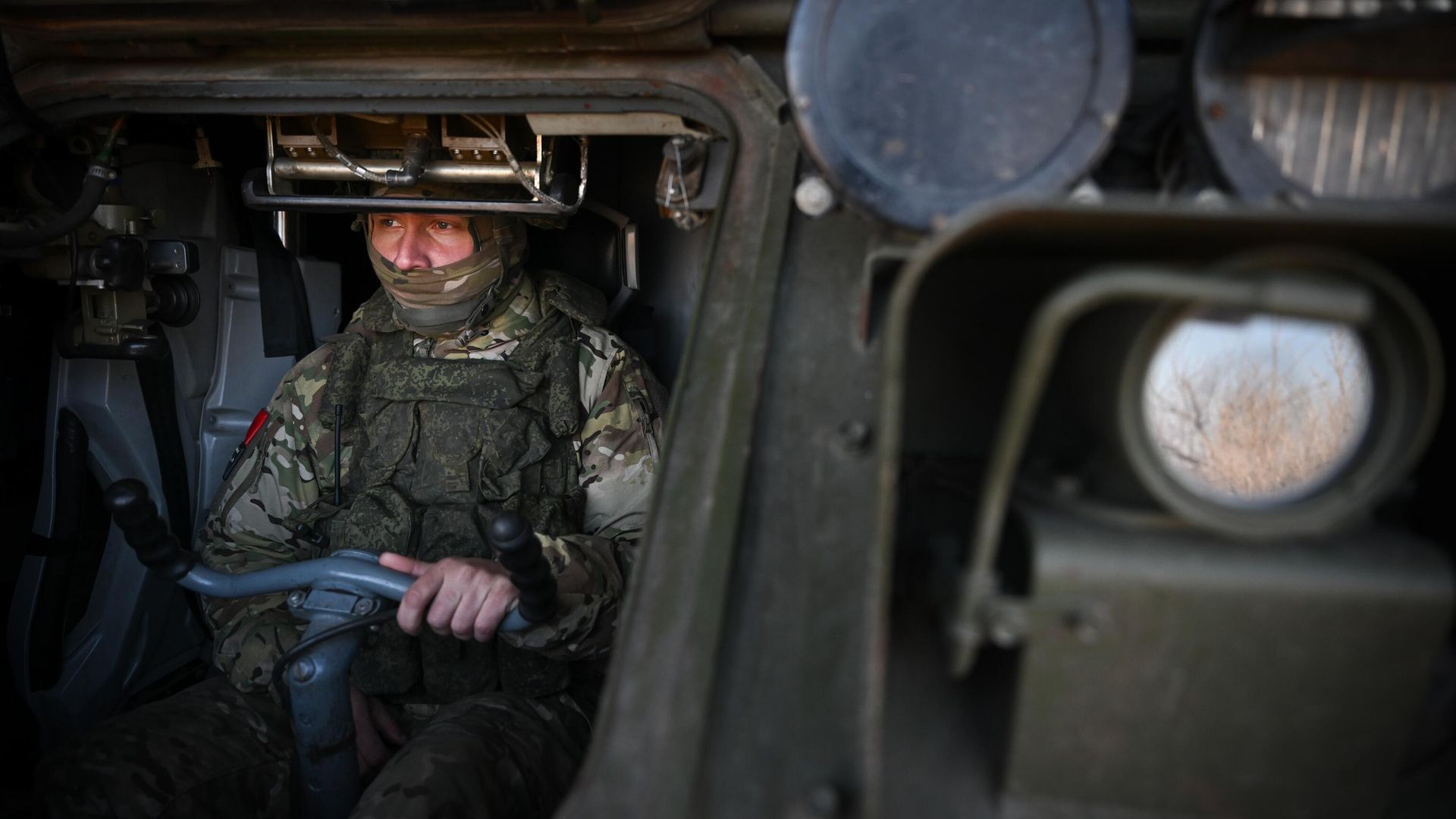 Военнослужащий зенитно-ракетного дивизиона ЦВО в зенитном ракетном комплексе БУК М3 на СВО - РИА Новости, 1920, 28.05.2024