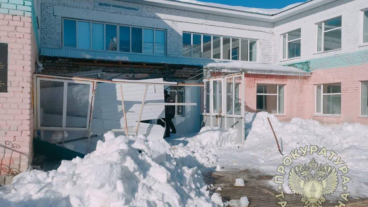 Последствия схода снега с крыши школы в Дрожжановском районе Татарстана Последствия схода снега с крыши школы в Дрожжановском районе Татарстана - РИА Новости, 1920, 13.03.2024