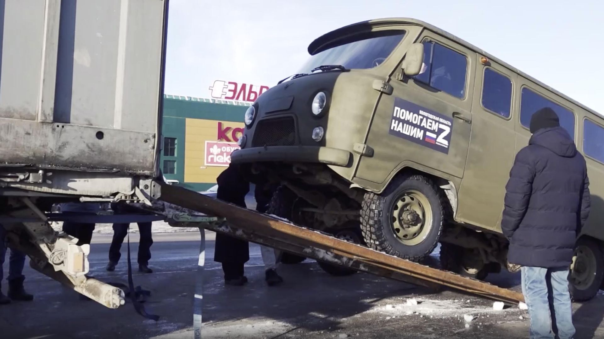 Погрузка автомобилей повышенной проходимости в Вологодской области для войсковых частей СВО Погрузка автомобилей повышенной проходимости в Вологодской области для войсковых частей СВО - РИА Новости, 1920, 13.03.2024