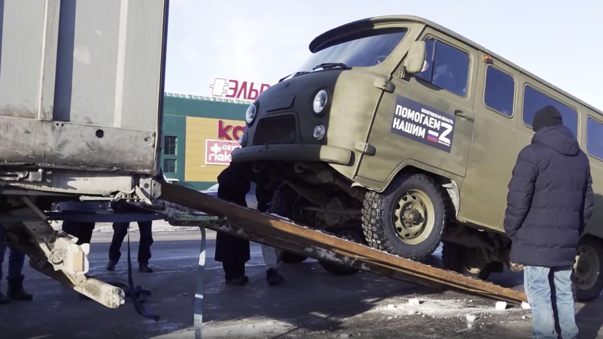 Погрузка автомобилей повышенной проходимости в Вологодской области для войсковых частей СВО Погрузка автомобилей повышенной проходимости в Вологодской области для войсковых частей СВО - РИА Новости, 1920, 13.03.2024