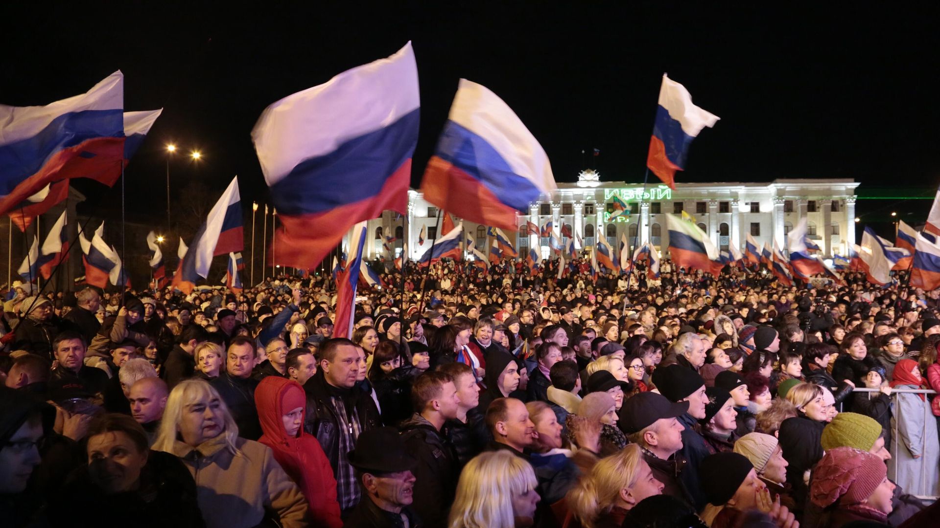 Жители Симферополя на концерте Крым-Весна, который проходит на площади Ленина в центре города, в ожидании объявления итогов референдума о статусе Крыма Жители Симферополя на концерте Крым-Весна, который проходит на площади Ленина в центре города, в ожидании объявления итогов референдума о статусе Крыма - РИА Новости, 1920, 18.03.2024