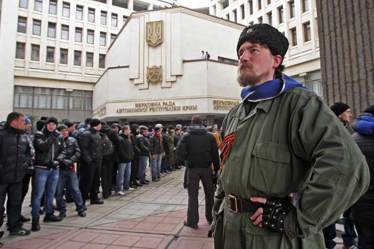 Участники митинга у здания Верховного совета Крыма в Симферополе