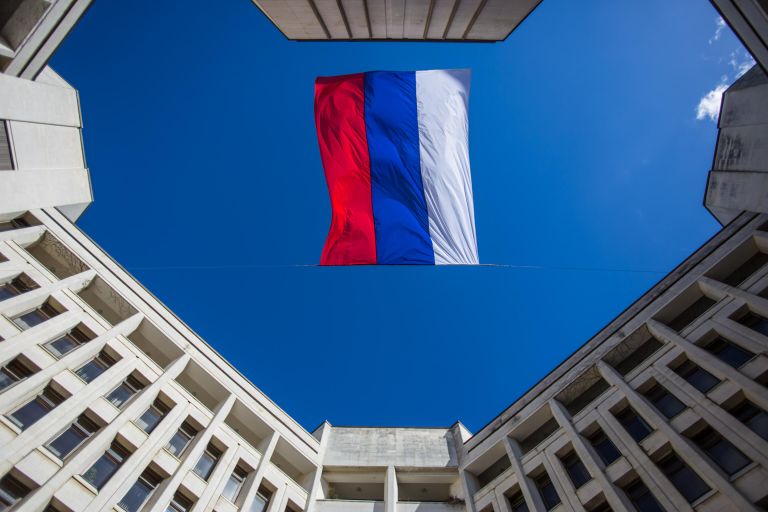 Флаг России над зданием Верховного совета в Симферополе