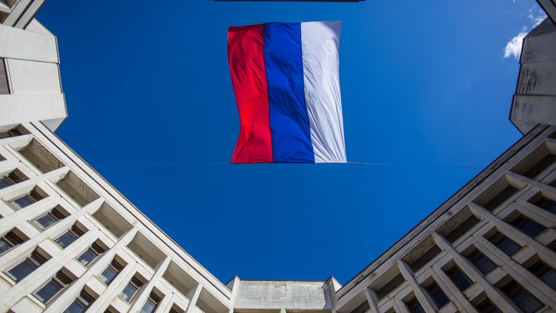 Флаг России над зданием Верховного совета в Симферополе Флаг России над зданием Верховного совета в Симферополе - РИА Новости, 1920, 21.09.2025