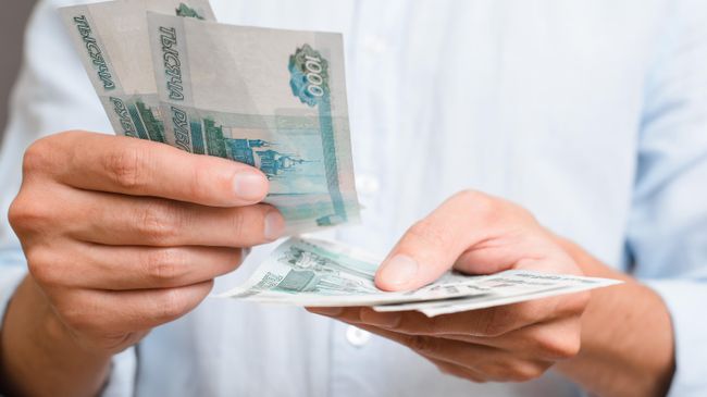 Мужчина считает деньги