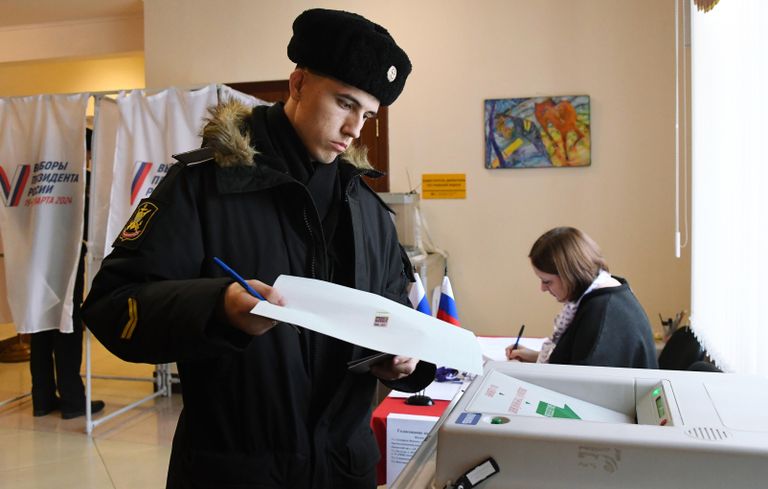 Военнослужащий Тихоокеанского флота голосует на выборах президента России на избирательном участке №502 во Владивостоке Военнослужащий Тихоокеанского флота голосует на выборах президента России на избирательном участке №502 во Владивостоке