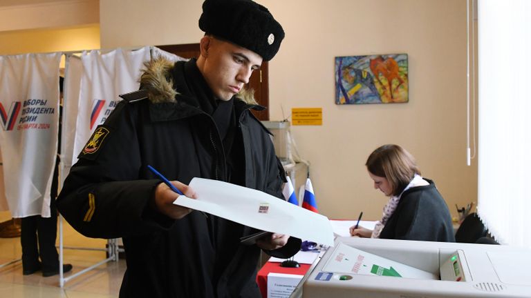 Военнослужащий Тихоокеанского флота голосует на выборах президента России на избирательном участке №502 во Владивостоке Военнослужащий Тихоокеанского флота голосует на выборах президента России на избирательном участке №502 во Владивостоке