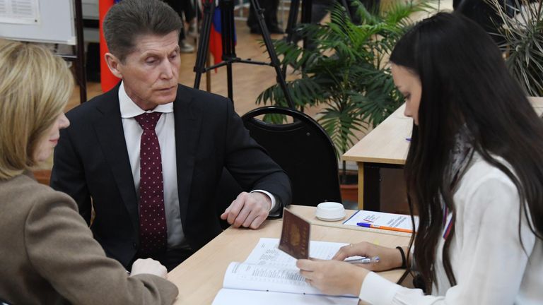 Губернатор Приморского края Олег Кожемяко с супругой Ириной Герасименко голосуют на выборах президента России на избирательном участке №4127 во Владивостоке Губернатор Приморского края Олег Кожемяко с супругой Ириной Герасименко голосуют на выборах президента России на избирательном участке №4127 во Владивостоке