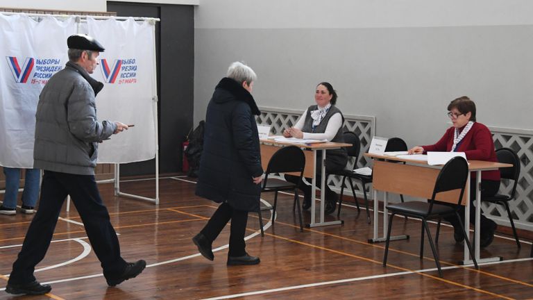 Люди регистрируются перед началом голосования на выборах президента России на избирательном участке №4124 во Владивостоке Люди регистрируются перед началом голосования на выборах президента России на избирательном участке №4124 во Владивостоке