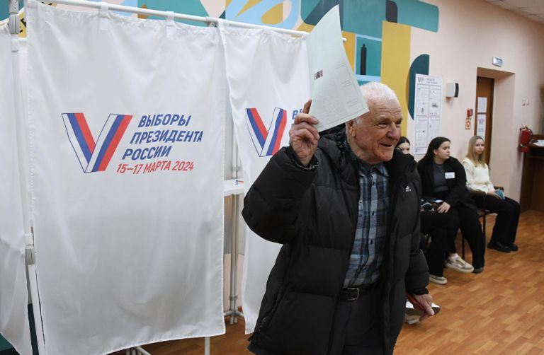 Мужчина голосует на выборах президента России на избирательном участке №4127 во Владивостоке Мужчина голосует на выборах президента России на избирательном участке №4127 во Владивостоке