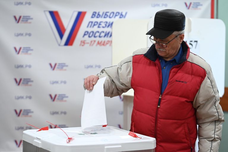 Мужчина голосует на выборах президента России на избирательном участке в Москве Мужчина голосует на выборах президента России на избирательном участке в Москве