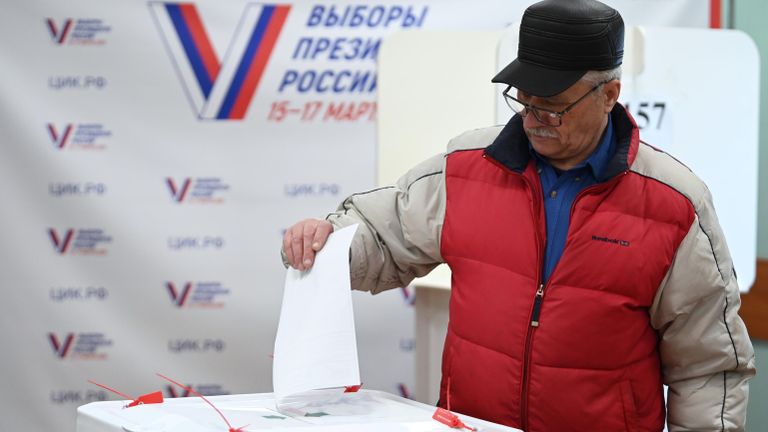 Мужчина голосует на выборах президента России на избирательном участке в Москве Мужчина голосует на выборах президента России на избирательном участке в Москве