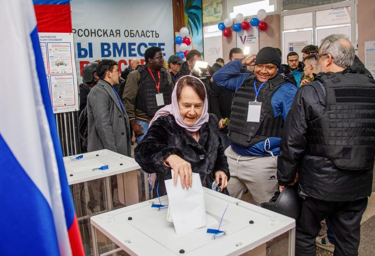 Женщина голосует на выборах президента РФ в присутствии иностранных наблюдателей на избирательном участке в Геническе Женщина голосует на выборах президента РФ в присутствии иностранных наблюдателей на избирательном участке в Геническе