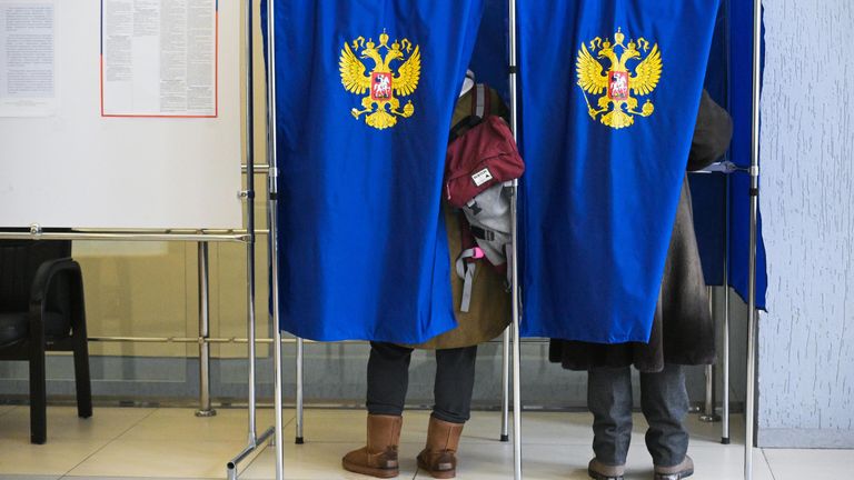 Люди голосуют на выборах президента России на избирательном участке в Доме ученых СО РАН в Академгородке в Новосибирске Люди голосуют на выборах президента России на избирательном участке в Доме ученых СО РАН в Академгородке в Новосибирске