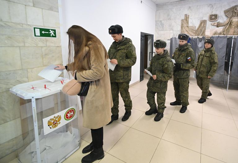 Девушка и курсанты Казанского танкового училища голосуют на выборах президента России на избирательном участке №340 в Казани Девушка и курсанты Казанского танкового училища голосуют на выборах президента России на избирательном участке №340 в Казани