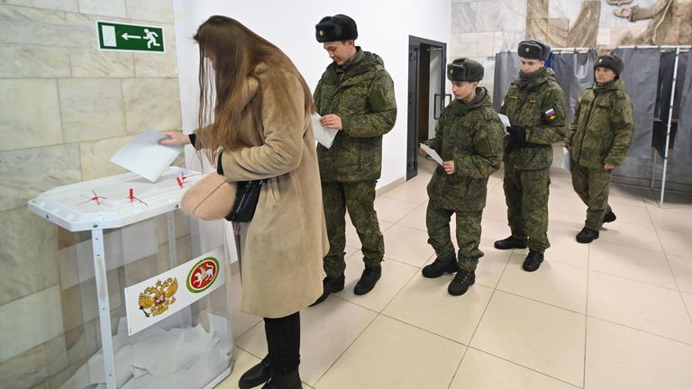 Девушка и курсанты Казанского танкового училища голосуют на выборах президента России на избирательном участке №340 в Казани Девушка и курсанты Казанского танкового училища голосуют на выборах президента России на избирательном участке №340 в Казани