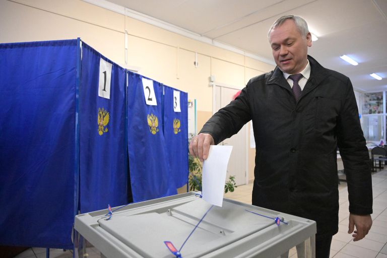 Губернатор Новосибирской области Андрей Травников голосует на выборах президента России на одном из избирательных участков в Новосибирске Губернатор Новосибирской области Андрей Травников голосует на выборах президента России на одном из избирательных участков в Новосибирске