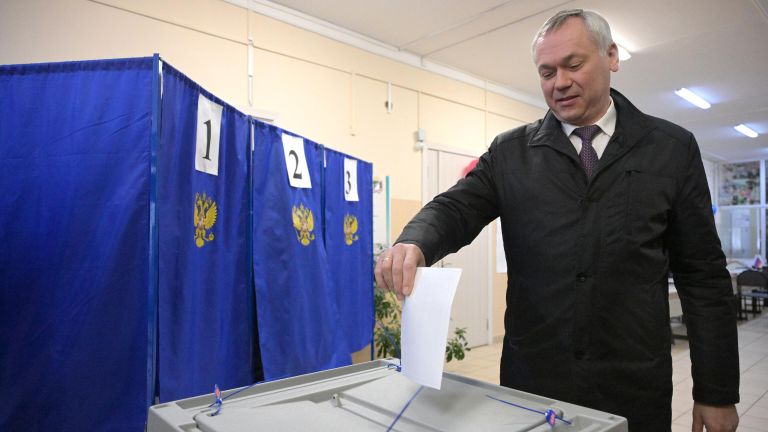 Губернатор Новосибирской области Андрей Травников голосует на выборах президента России на одном из избирательных участков в Новосибирске Губернатор Новосибирской области Андрей Травников голосует на выборах президента России на одном из избирательных участков в Новосибирске