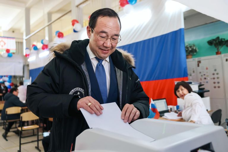 Глава Республики Саха (Якутия) Айсен Николаев голосует на выборах президента России на избирательном участке в Якутске Глава Республики Саха (Якутия) Айсен Николаев голосует на выборах президента России на избирательном участке в Якутске