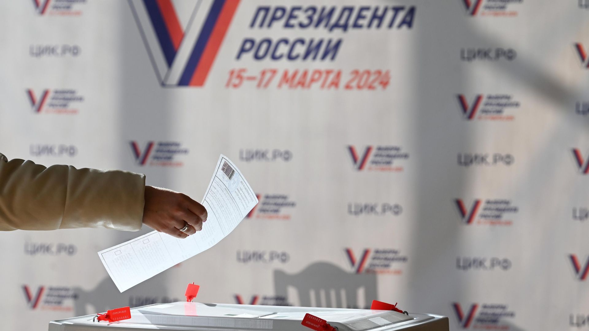 Женщина голосует на выборах президента России Женщина голосует на выборах президента России - РИА Новости, 1920, 15.03.2024