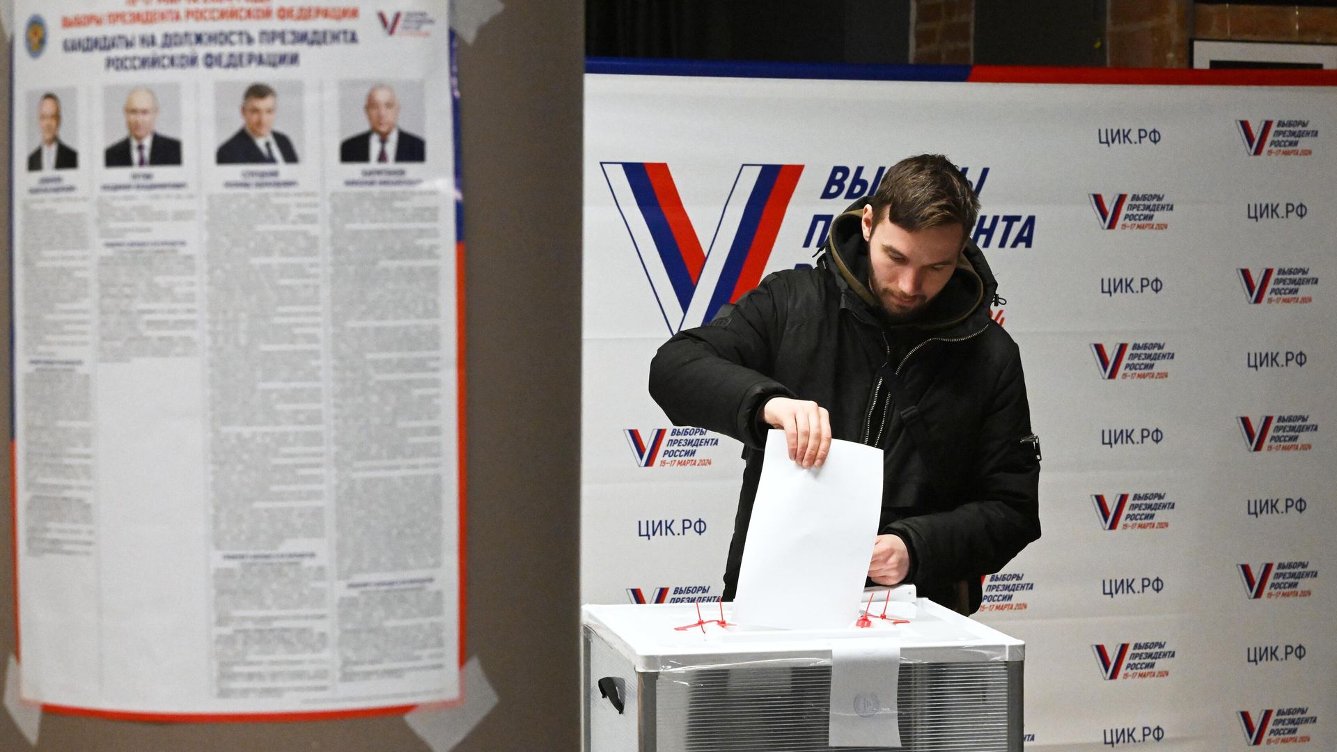 Мужчина голосует на выборах президента России на избирательном участке в Москве Мужчина голосует на выборах президента России на избирательном участке в Москве - РИА Новости, 1920, 17.03.2024