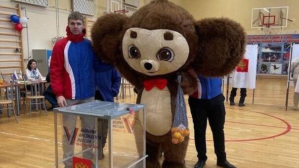 Жительница Югры проголосовала на выборах президента РФ в костюме Чебурашки Жительница Югры проголосовала на выборах президента РФ в костюме Чебурашки - РИА Новости, 1920, 15.03.2024