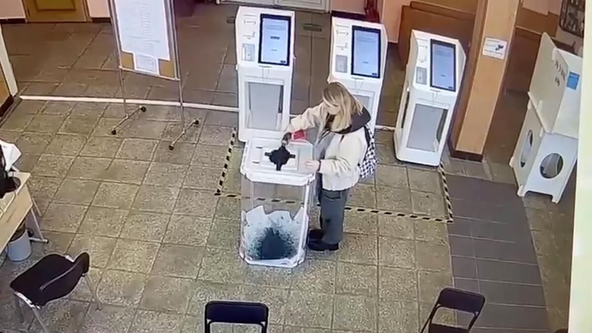 Кадр видео с избирательного участка в Москве, где девушка вылила красящее вещество в урну с бюллетенями Кадр видео с избирательного участка в Москве, где девушка вылила красящее вещество в урну с бюллетенями - РИА Новости, 1920, 21.03.2024