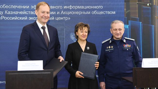 Генеральный директор Российского экспортного центра Вероника Никишина и руководитель Федерального казначейства Роман Артюхин во время подписания соглашения на Международной выставке-форуме Россия