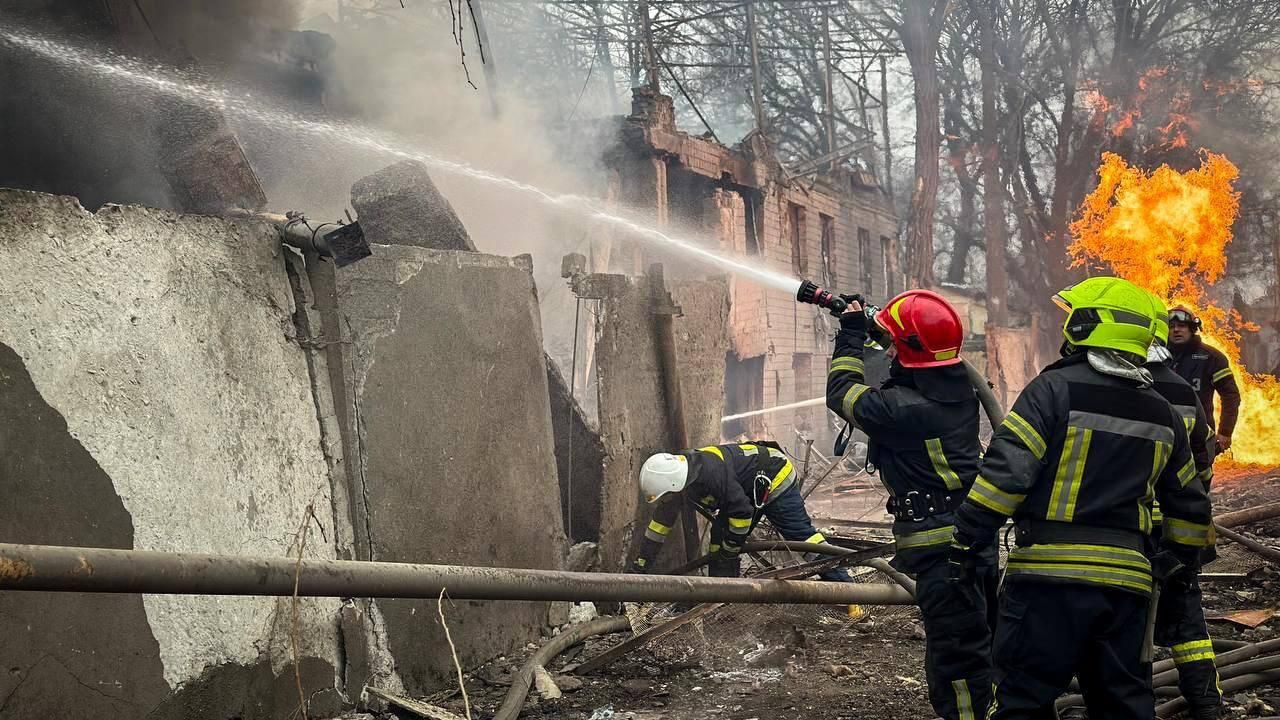 Сотрудники ГСЧС Украины в Одессе Сотрудники ГСЧС Украины в Одессе - РИА Новости, 1920, 13.10.2025