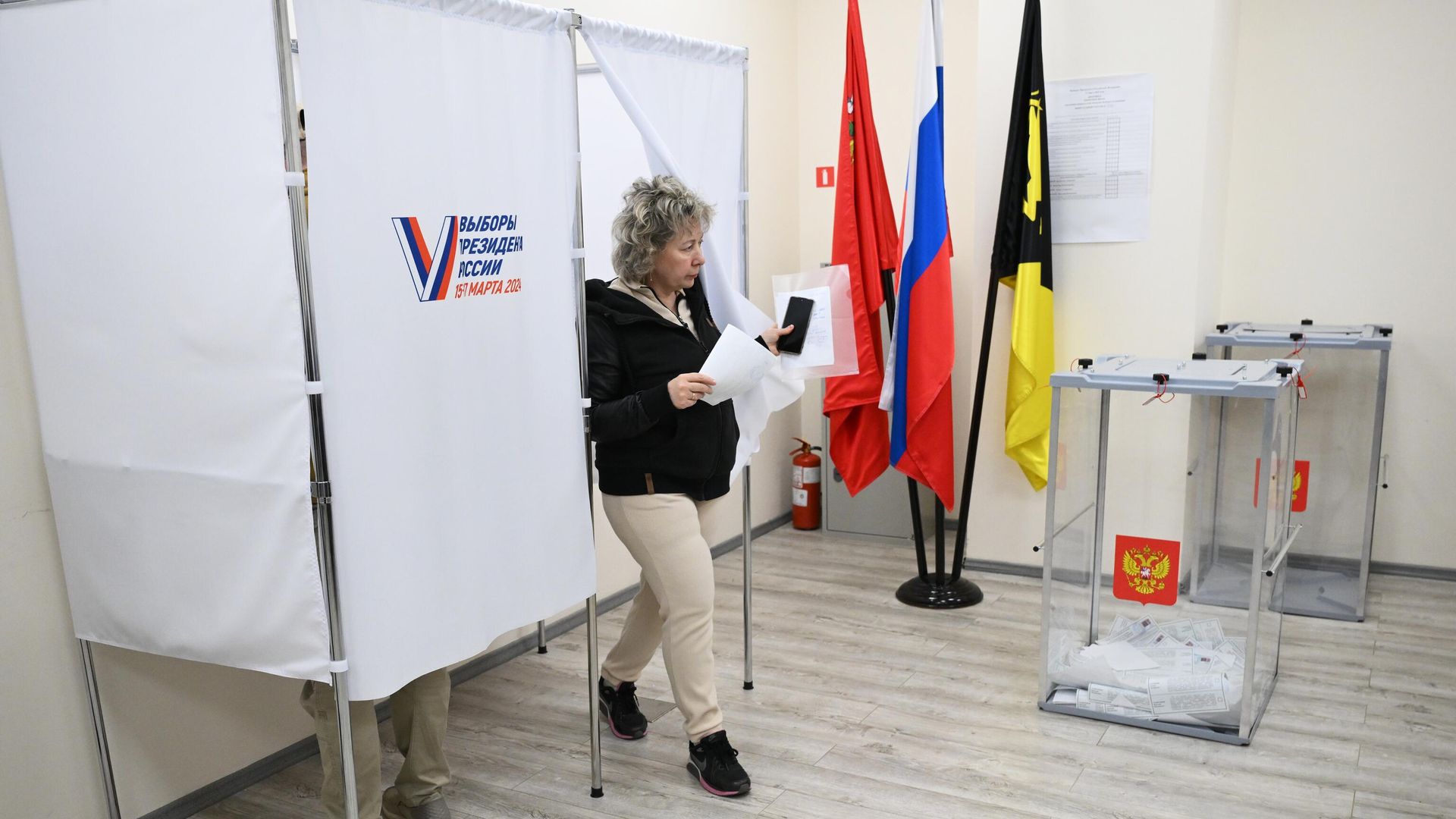 Женщина голосует на выборах президента России Женщина голосует на выборах президента России - РИА Новости, 1920, 15.03.2024