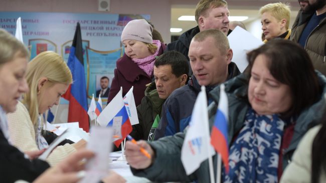 Люди голосуют на выборах президента России
