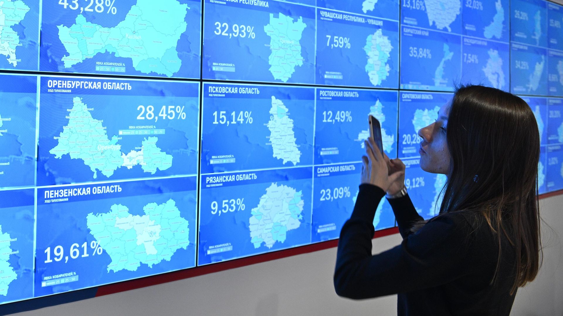 Экраны в Информационном центре Центральной избирательной комиссии РФ Экраны в Информационном центре Центральной избирательной комиссии РФ - РИА Новости, 1920, 15.03.2024