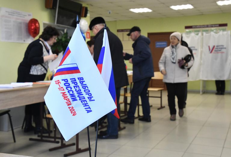 Люди регистрируются перед началом голосования на выборах президента России на избирательном участке №4126 во Владивостоке Люди регистрируются перед началом голосования на выборах президента России на избирательном участке №4126 во Владивостоке