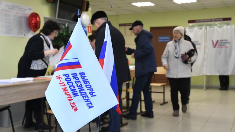 Люди регистрируются перед началом голосования на выборах президента России на избирательном участке №4126 во Владивостоке Люди регистрируются перед началом голосования на выборах президента России на избирательном участке №4126 во Владивостоке